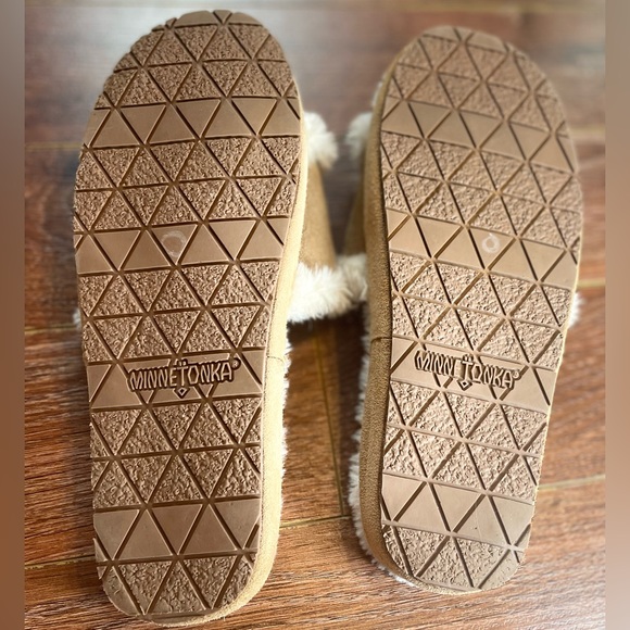 PEEP-TOE PLUSH. Size 7
The perfect year-round slipper. - Picture 4 of 6